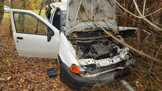 Pijany kierowca rozbił fiata na drzewie. Pasażer ranny