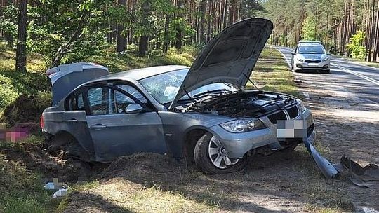 Pijany kierowca rozbił samochód w rowie. Wiózł ze sobą dwoje dzieci