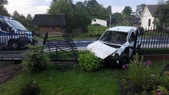 Pijany kierowca rozbił się na płocie