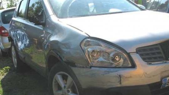 Pijany kierowca skosił ogrodzenie i wjechał w zaparkowane auta