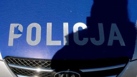 Pijany kierowca uciekał przed policją. Potem wybiegł z auta w szlafroku i chciał się ukryć