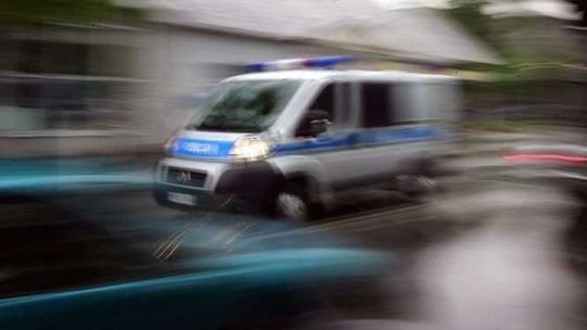 Pijany kierowca uciekał przed policjantami, a potem wjechał w radiowóz