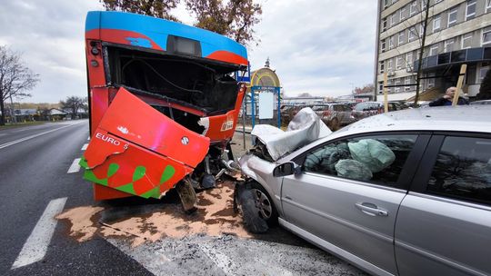Pijany kierowca uderzył w autobus komunikacji miejskiej