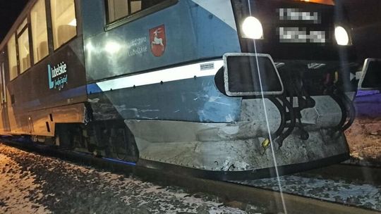 Pijany kierowca wjechał pod rozpędzony szynobus. Rogatki były uszkodzone