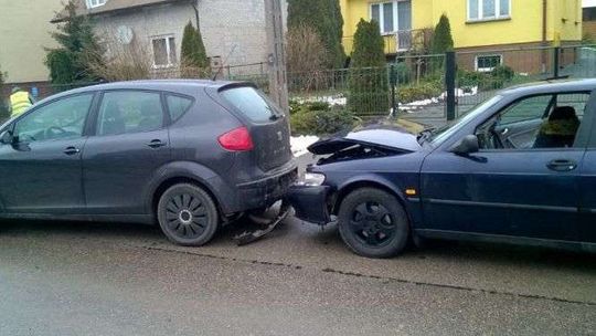 Pijany kierowca wjechał w inny samochód i uciekł w pole