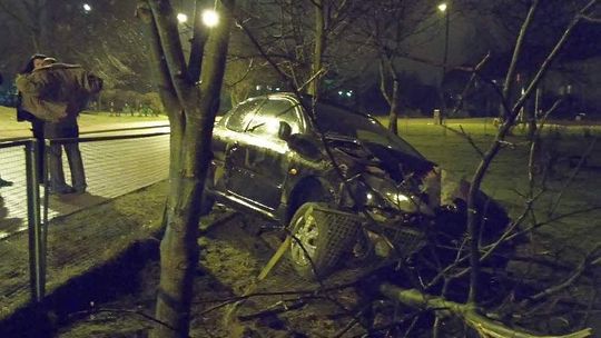 Pijany kierowca wjechał w ogrodzenie placu zabaw