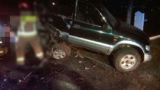 Pijany kierowca wypadł z zakrętu i wjechał w zaparkowany samochód