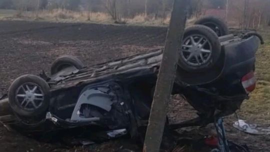 Pijany kierowca zakończył jazdę na dachu. Wiózł dwójkę pasażerów