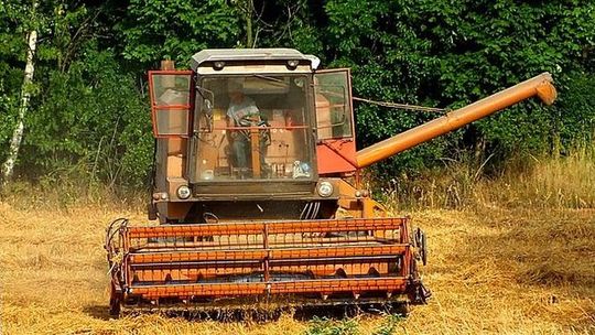 Pijany kombajnista na parczewskich drogach. Staranował ogrodzenie, uderzył w ciężarówkę