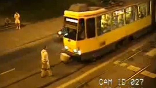 Pijany kontra tramwaj. Walka nerwów (wideo)
