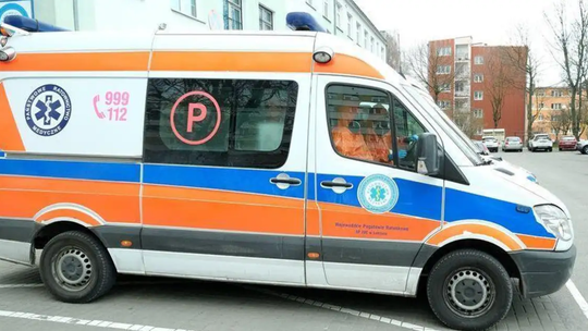 Karetka pogotowia ratunkowego zaparkowana pod SOR-em.