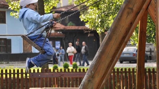 Pijany mężczyzna obnażał się na placu zabaw