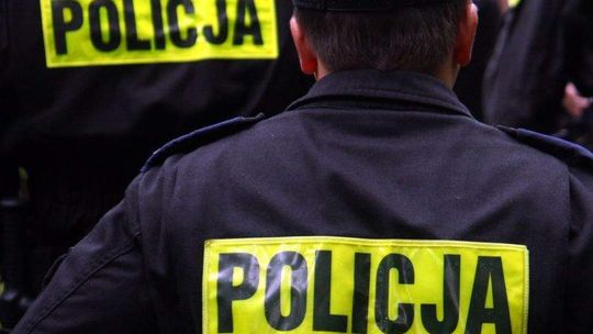 Pijany mężczyzna potrącił policjantów. Miał zakaz kierowania autem