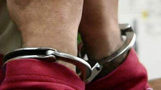 Pijany mężczyzna prosił o pomoc. Utknął na noc w sklepie