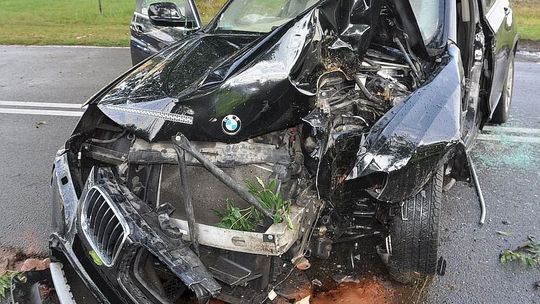 Pijany mężczyzna wracał z wesela. Wjechał samochodem w drzewo