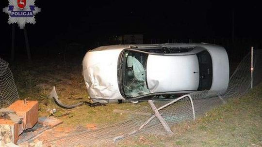 Pijany mężczyzna zabrał cudzy samochód, rozbił go i uciekł