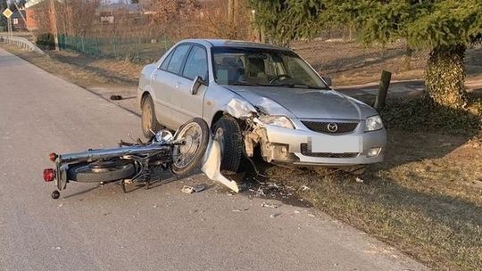 Pijany motocyklista uderzył w zaparkowany samochód. Jechał bez kasku i trafił do szpitala