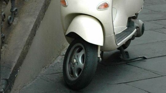 Pijany na skuterze szarżował pod blokiem we Włodawie