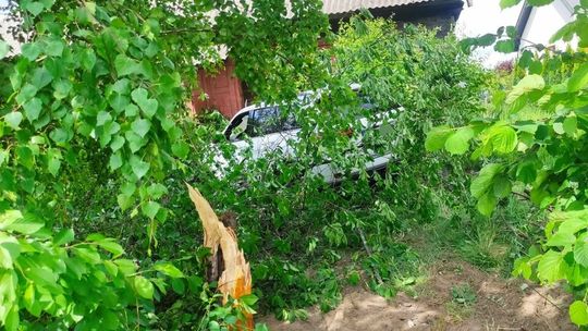 Pijany nie zapanował nad samochodem. Wjechał jeepem w dom