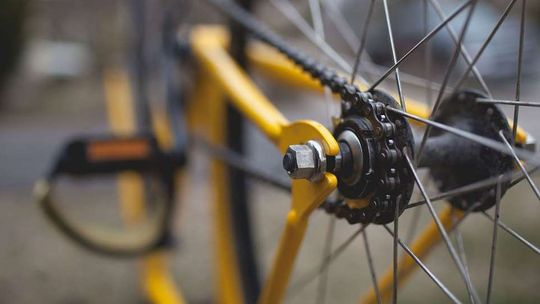 Pijany ojciec spadł z roweru i leżał na ścieżce rowerowej. Obok płakał 6-latek