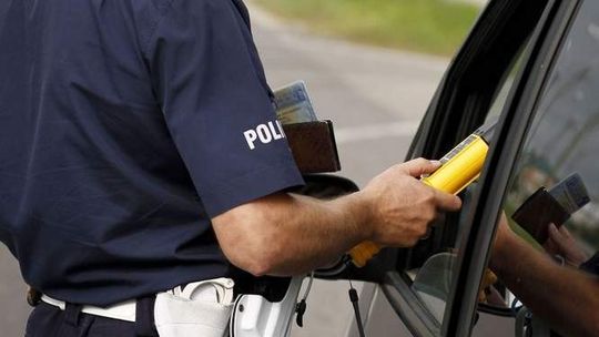 Pijany ojciec wiózł troje małych dzieci. Miał ponad dwa promile