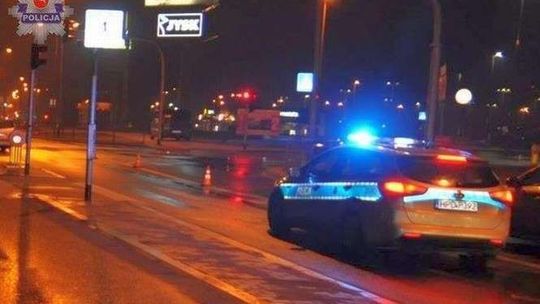 Pijany pieszy wpadł pod samochód. Trafił do szpitala