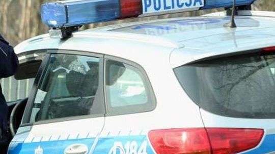 Pijany pirat drogowy uciekał policjantom. Skończył w polu