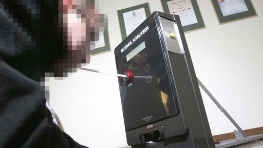Pijany policjant prowadził auto, miał 2,3 promila alkoholu. Mówił, że nic nie pił