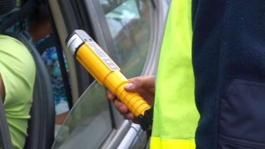 Pijany przyjechał autem do komendy. Po kuzyna