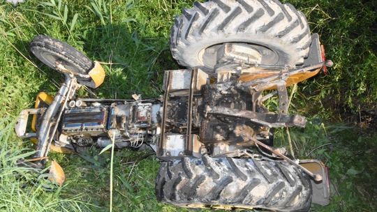 Pijany rolnik zrobił salto traktorem i wyszedł z tego bez szwanku