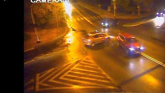 Pijany sprawca kolizji. Wszystko nagrał monitoring (wideo)