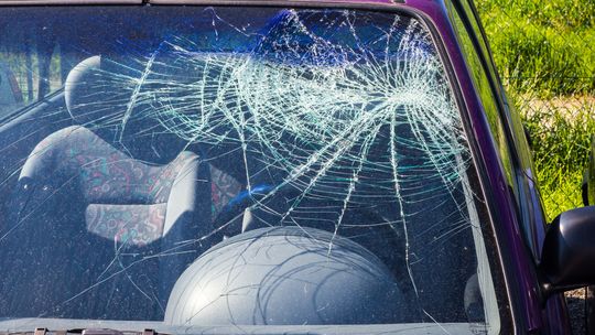 Pijany szedł środkiem drogi i tłukł plecakiem w auta