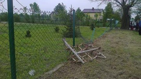 Pijany traktorzysta skosił ogrodzenie