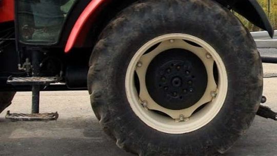 Pijany traktorzysta uciekał przed policją całą szerokością jezdni