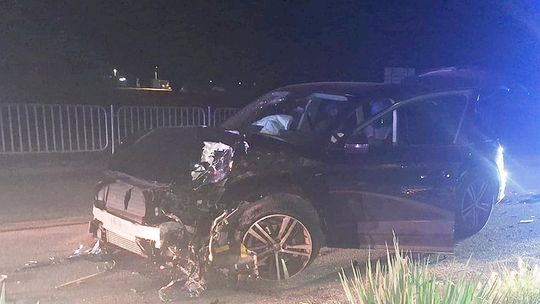 Pijany uderzył samochodem w drzewo. Auto wezwało policję