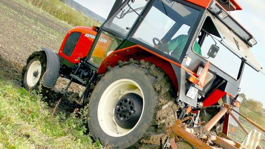 Pijany ukradł traktor, pojeździł nim i porzucił