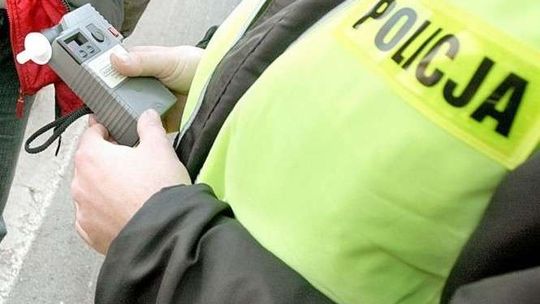 Pijany w bmw wjechał w słup. Na pomoc przyjechał kolega bez prawa jazdy