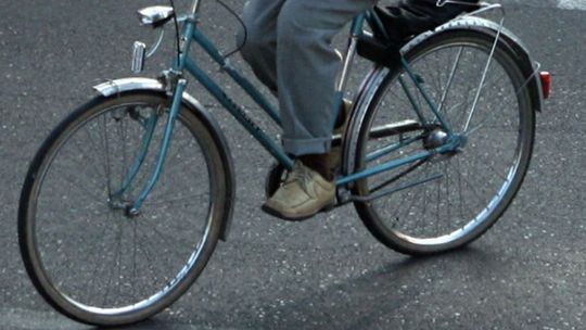 Pijany wiózł dziecko na rowerze. Policjant zatrzymał go koło komendy