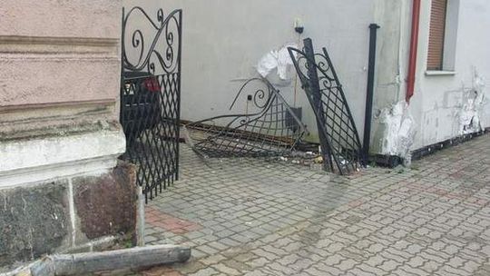 Pijany wjechał w budynek, po kolizji ukrył auto