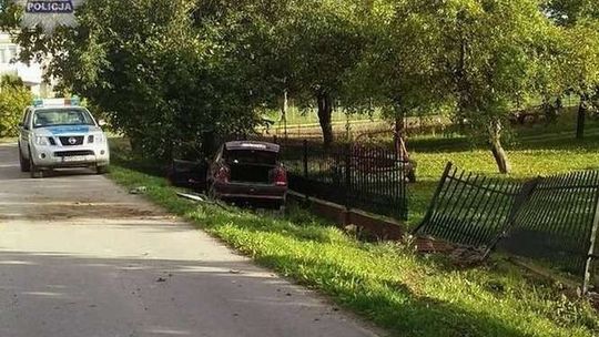 Pijany wjechał w ogrodzenie. Nie miał prawa jazdy