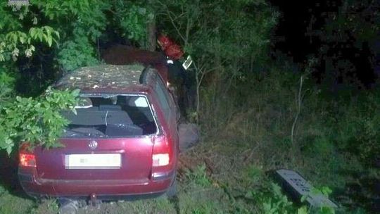 Pijany wjechał w radiowóz. Inny rozbił się na drzewie