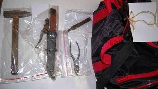 Pijany włamywacz schował się w trawie