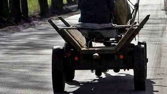 Pijany woźnica na drodze. Bryczkę odprowadził pasażer