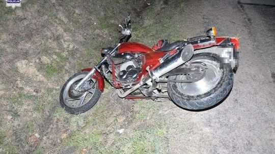 Pijany wyjeżdżał ciągnikiem na ruchliwą drogę. Zderzył się z motocyklem i uciekł 