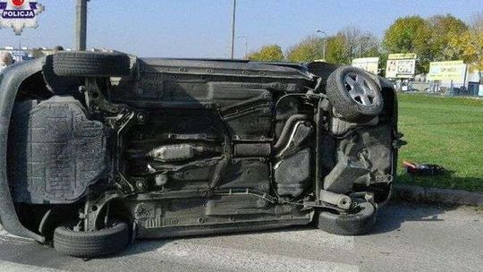 Pijany wymusił pierwszeństwo na rondzie. Jedno z aut się wywróciło 