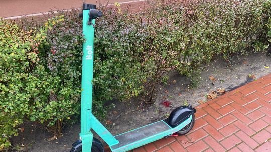 Pijany za szybko na hulajnodze. Zakrwawiony stracił przytomność