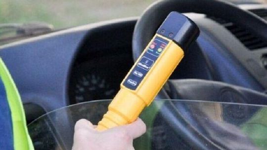 Pijany zasnął pod sklepem. Przyjechał po... alkohol