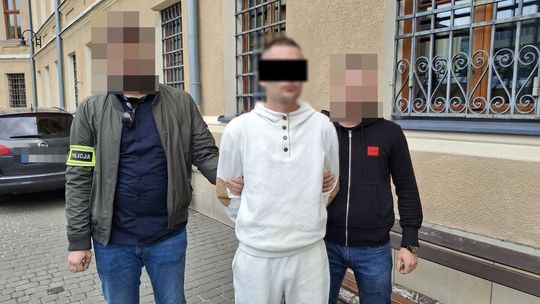 Pijany zostawił auto na skrzyżowaniu i poszedł kraść paliwo