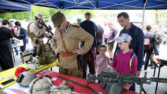 Piknik historyczno-wojskowy w Szkole Podstawowej nr 57 w Lublinie 
