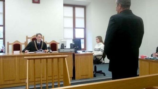 "Pił, palił, okradł mnie i żonę. A ze szkoły wracał pijany". Rodzina przed sądem
